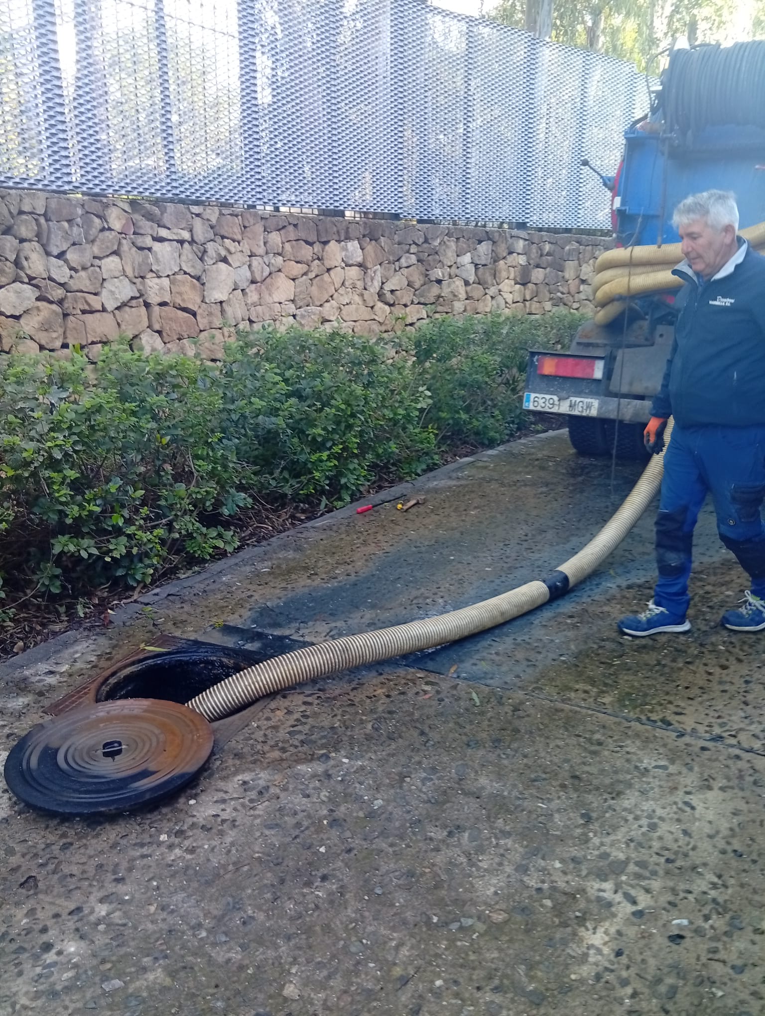 Fosas sépticas y pozos negros: mantenimiento con camión cuba en Marbella
