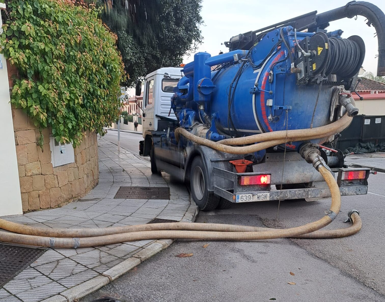 Limpieza y desatasco de tuberías con camión cuba en Marbella